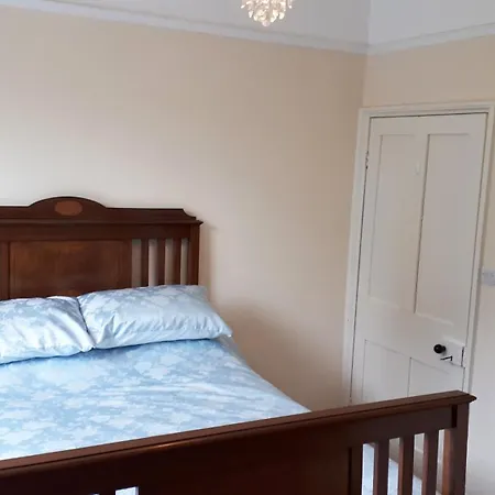 Huge Double In Victorian House Bed & Breakfast